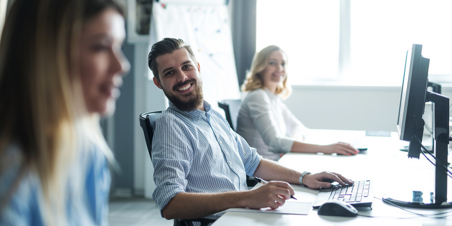 Mitarbeitende arbeiten Computern