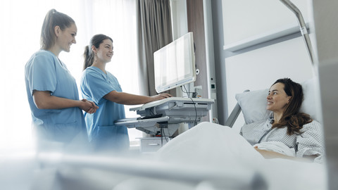 Pflegerinnen und Patientin