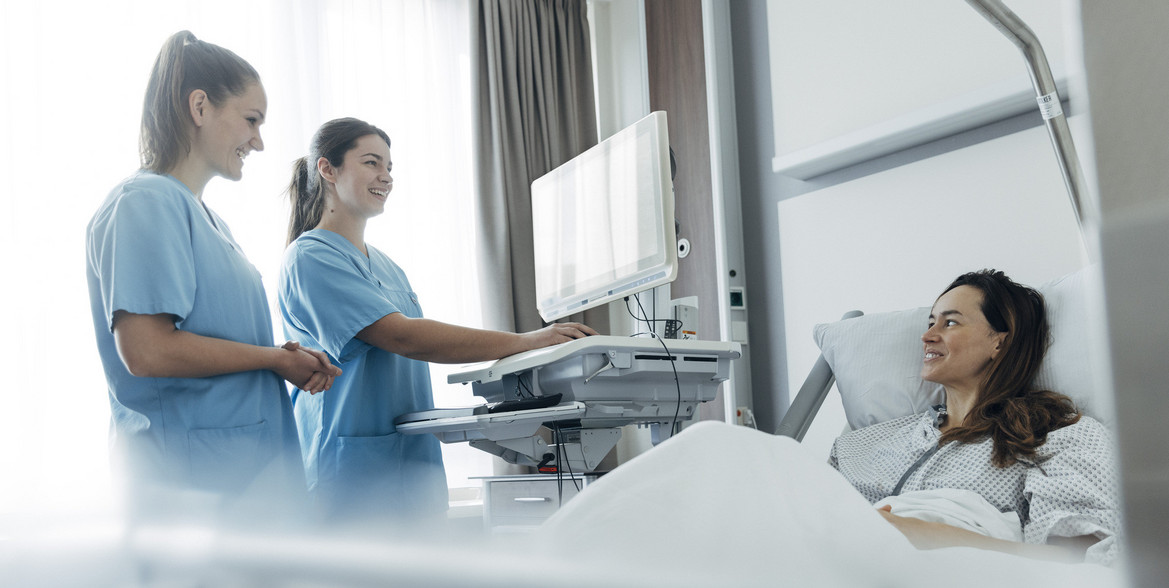 Pflegerinnen und Patientin